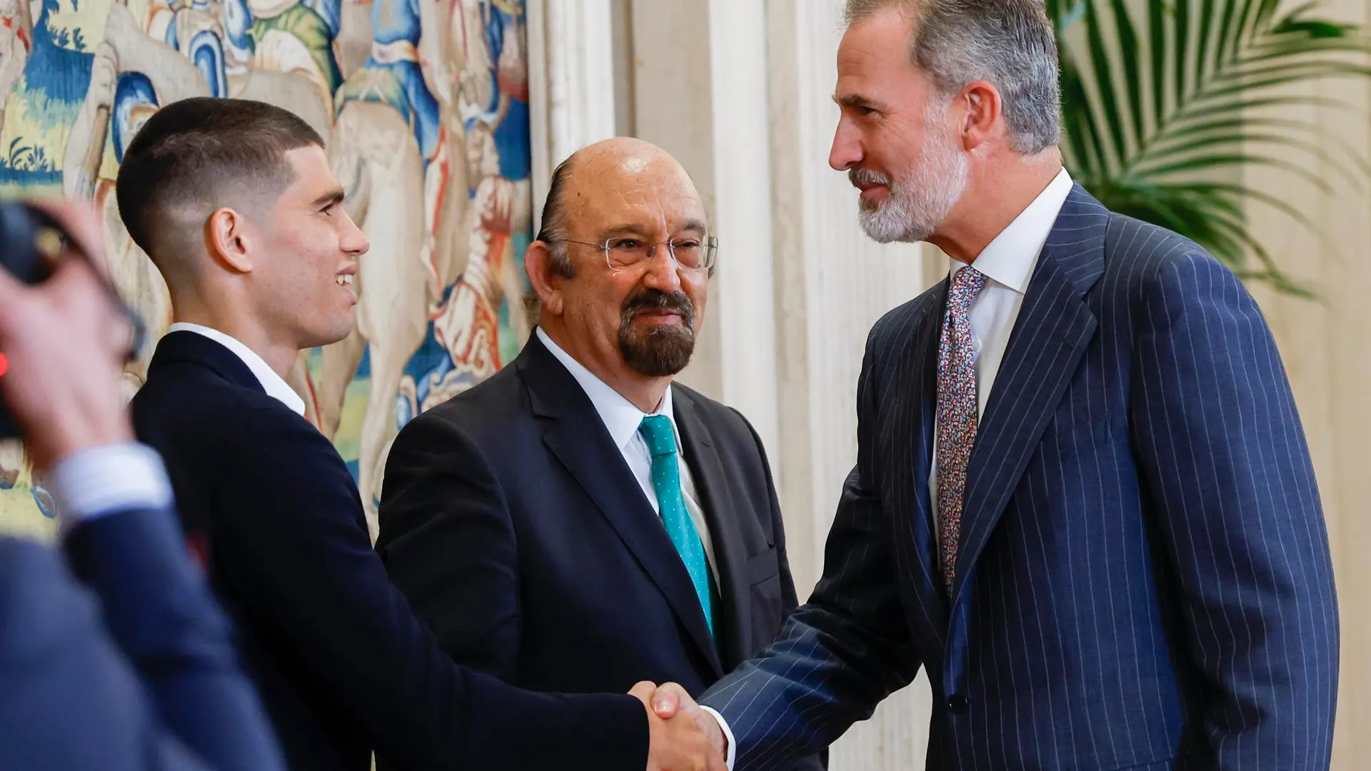 El Rey Felipe VI saluda a Carlos Alcaraz El Rey Felipe VI saluda a Carlos Alcaraz