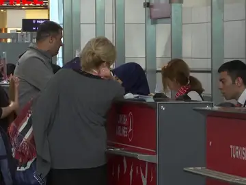 Pasajeros buscan vuelos en los tornos de un aeropuerto Pasajeros buscan vuelos en los tornos de un aeropuerto