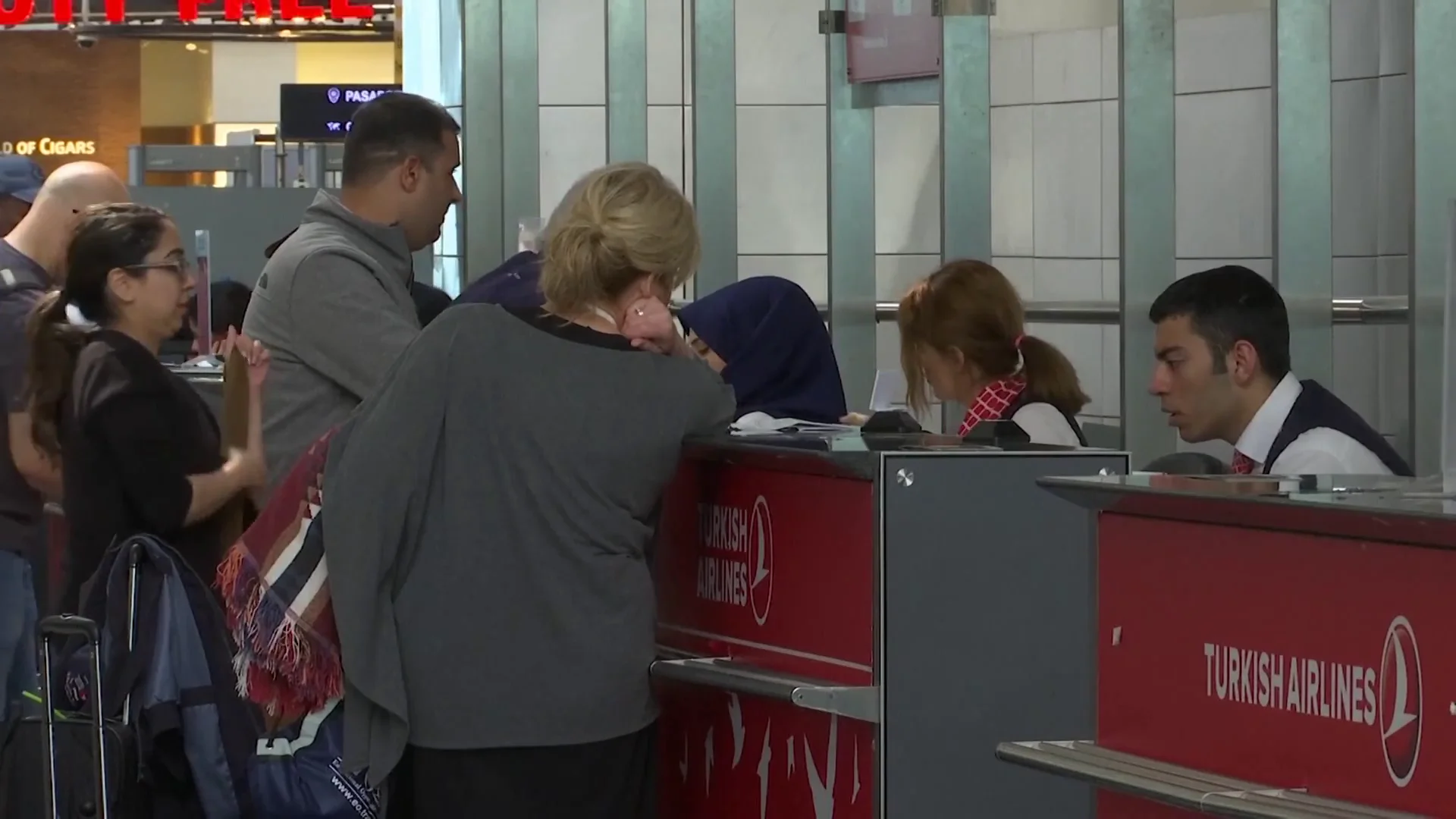 Pasajeros buscan vuelos en los tornos de un aeropuerto Pasajeros buscan vuelos en los tornos de un aeropuerto