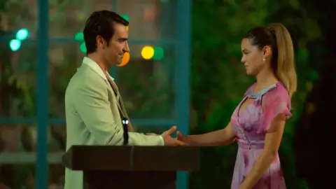 Züleyha presenta públicamente a Mehmet como socio de la empresa Yaman Züleyha presenta públicamente a Mehmet como socio de la empresa Yaman