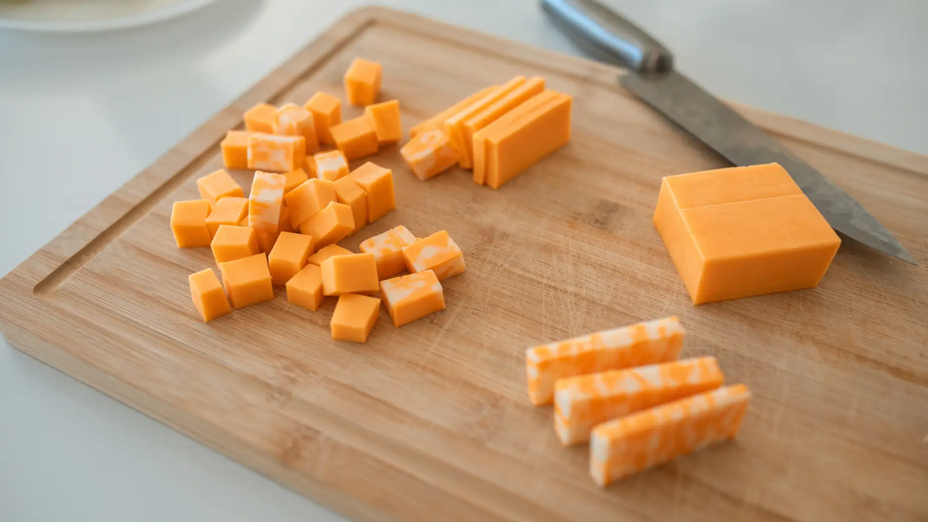 Queso cheddar cortado para comer
