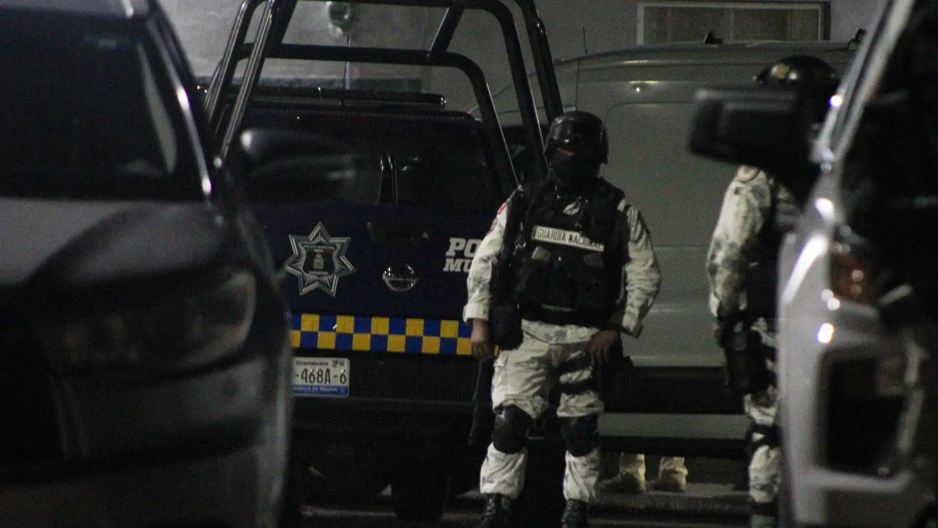 Miembros de la Guardia Nacional acordonan el billar donde han asesinado a 10 personas