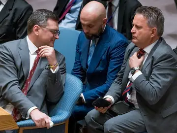 El ministro de Exteriores ucraniano, Dmytro Kuleba habla con el embajador de Ucrania ante la ONU, Sergiy Kyslytsya El ministro de Exteriores ucraniano, Dmytro Kuleba habla con el embajador de Ucrania ante la ONU, Sergiy Kyslytsya