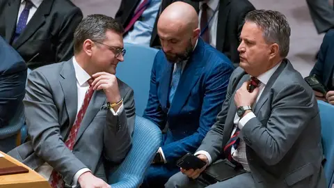 El ministro de Exteriores ucraniano, Dmytro Kuleba habla con el embajador de Ucrania ante la ONU, Sergiy Kyslytsya El ministro de Exteriores ucraniano, Dmytro Kuleba habla con el embajador de Ucrania ante la ONU, Sergiy Kyslytsya