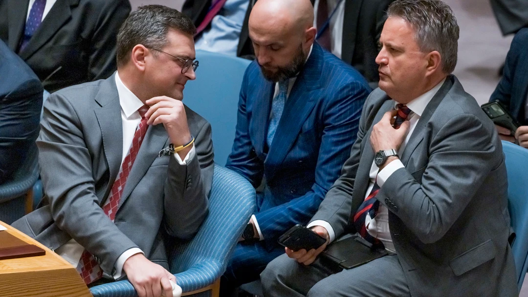 El ministro de Exteriores ucraniano, Dmytro Kuleba habla con el embajador de Ucrania ante la ONU, Sergiy Kyslytsya El ministro de Exteriores ucraniano, Dmytro Kuleba habla con el embajador de Ucrania ante la ONU, Sergiy Kyslytsya