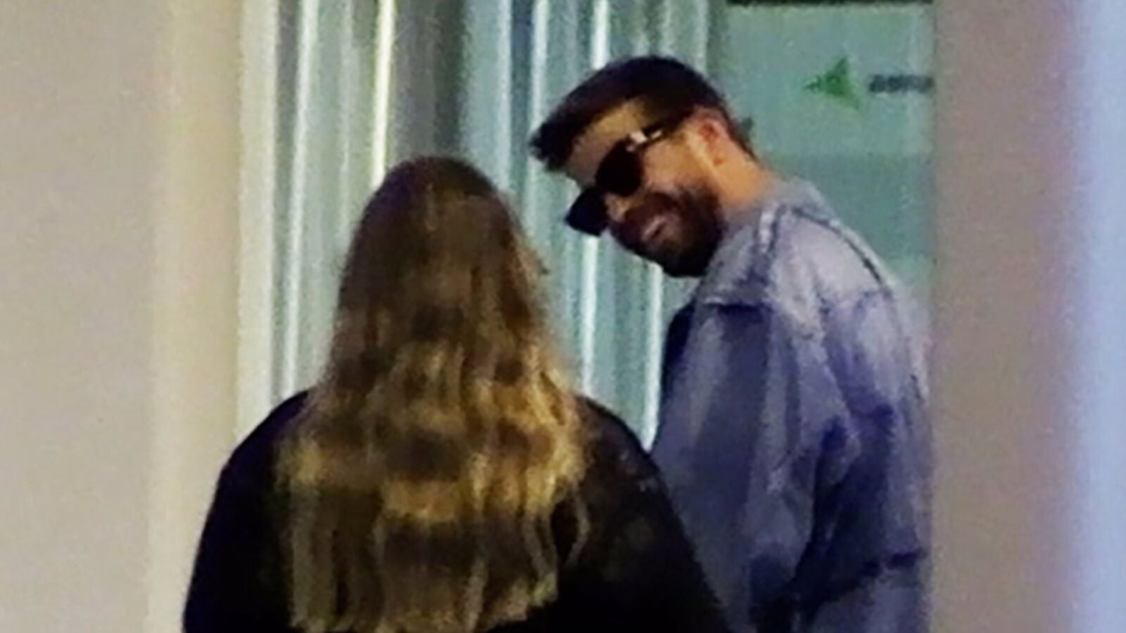 El beso de Piqué y Clara Chía mientras Shakira confiesa que vive 