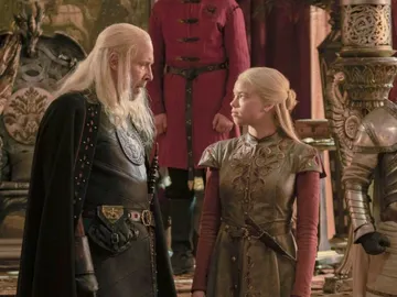 Milly Alcock y Paddy Considine como Rhaenyra y Viserys Targaryen en 'La Casa del Dragón' Milly Alcock y Paddy Considine como Rhaenyra y Viserys Targaryen en 'La Casa del Dragón'