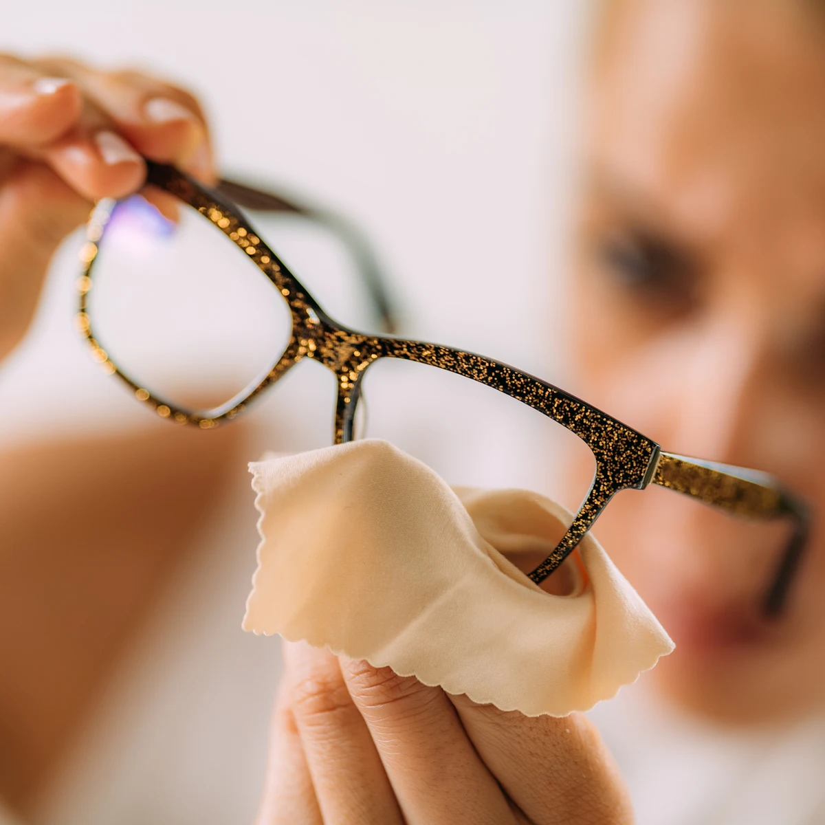 Como limpiar las gafas Regaliz Funwear