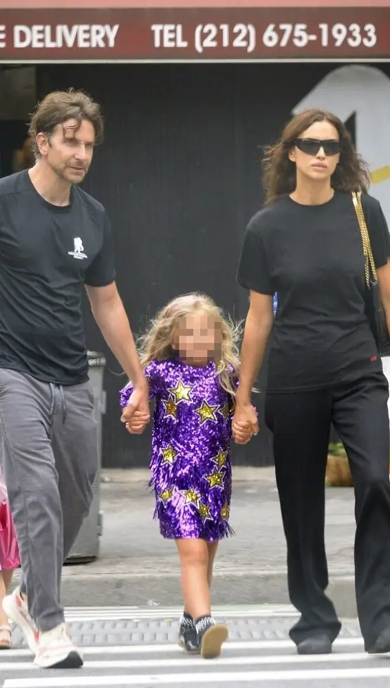 Irina Shayk y Bradley Cooper paseando junto a su hija Lea en Nueva York 