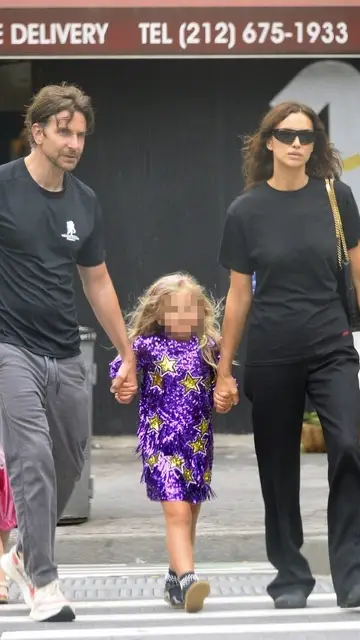 Irina Shayk y Bradley Cooper paseando junto a su hija Lea en Nueva York  Irina Shayk y Bradley Cooper paseando junto a su hija Lea en Nueva York