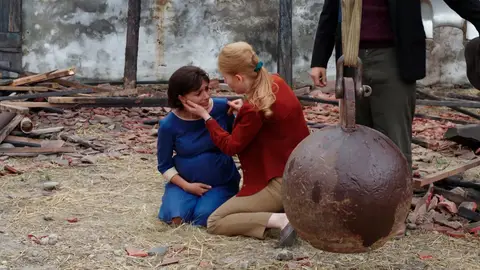 Todo el pueblo se une para apoyar a María y evitar que se destruya la granja Todo el pueblo se une para apoyar a María y evitar que se destruya la granja