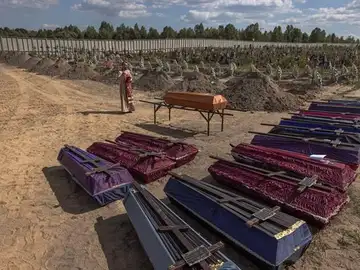 Ataúdes de personas no identificadas asesinadas durante la ocupación rusa Ataúdes de personas no identificadas asesinadas durante la ocupación rusa