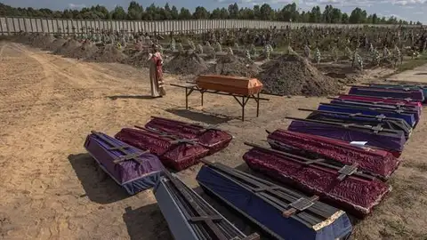 Ataúdes de personas no identificadas asesinadas durante la ocupación rusa Ataúdes de personas no identificadas asesinadas durante la ocupación rusa