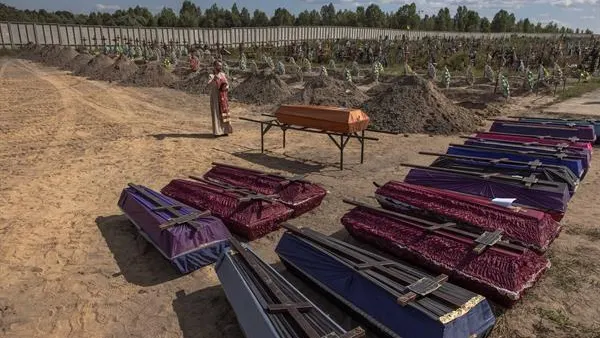Ataúdes de personas no identificadas asesinadas durante la ocupación rusa Ataúdes de personas no identificadas asesinadas durante la ocupación rusa