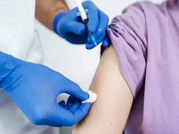 Enfermera a punto de vacunar Enfermera a punto de vacunar