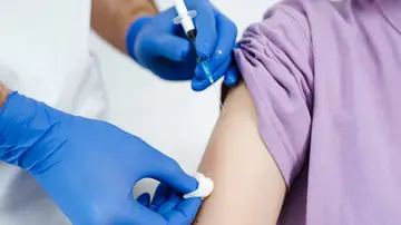 Enfermera a punto de vacunar