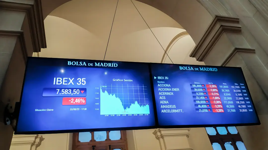 La bolsa española bajó este viernes el 2,46 % y registró el nivel más bajo del año La bolsa española bajó este viernes el 2,46 % y registró el nivel más bajo del año