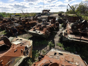 Un depósito de chatarra de vehículos militares destruidos en Izium, en la región de Járkov