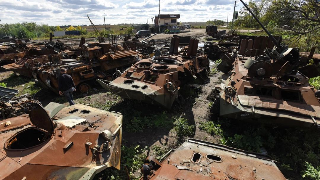 Un dep&oacute;sito de chatarra de veh&iacute;culos militares destruidos en Izium, en la regi&oacute;n de J&aacute;rkov