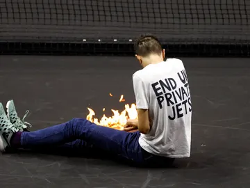 Momento en el que un joven salta a la pista del O2 Arena durante la Laver Cup Momento en el que un joven salta a la pista del O2 Arena durante la Laver Cup