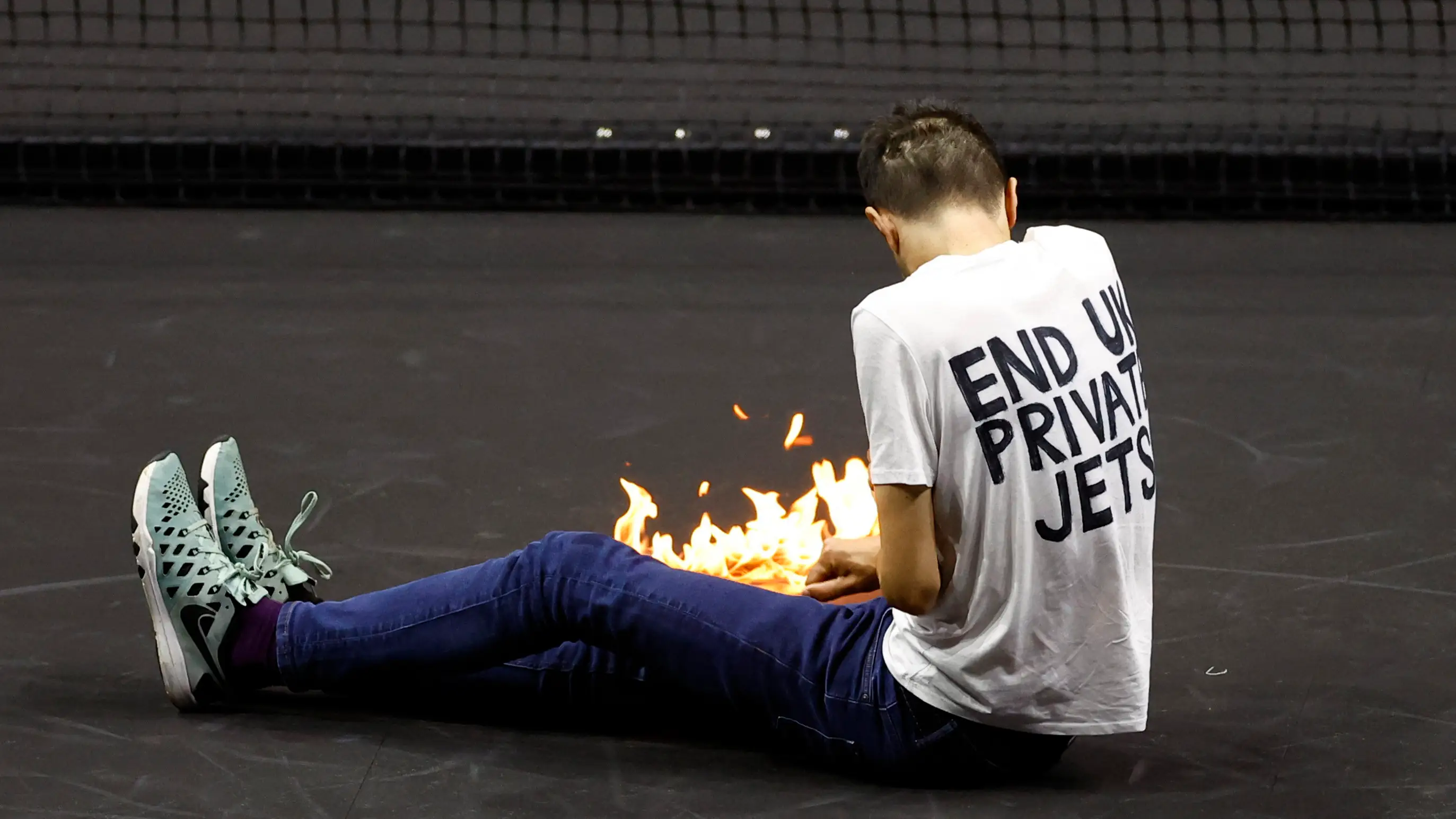 Momento en el que un joven salta a la pista del O2 Arena durante la Laver Cup Momento en el que un joven salta a la pista del O2 Arena durante la Laver Cup