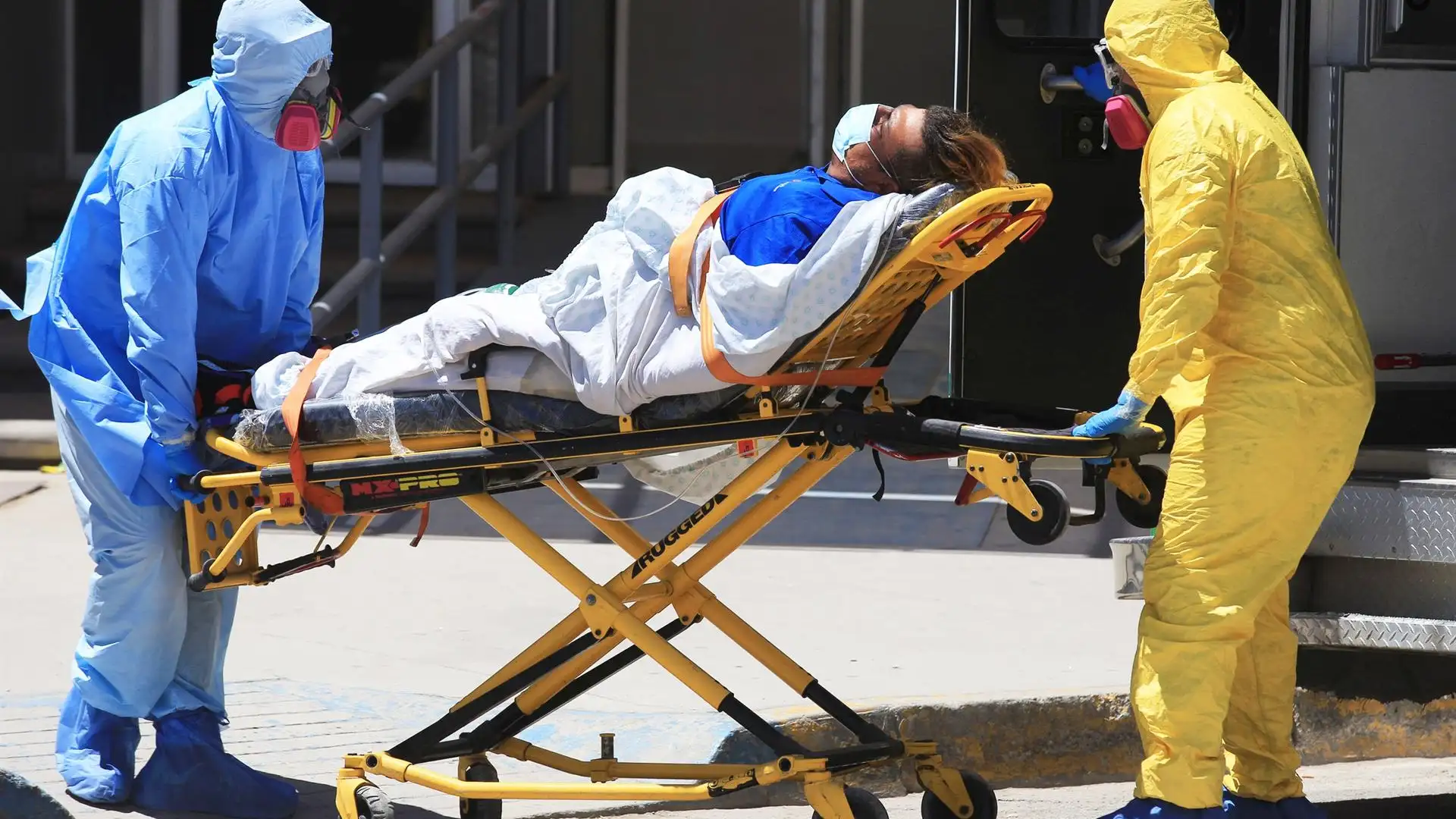 Dos sanitarios trasladan a una enferma Dos sanitarios trasladan a una enferma