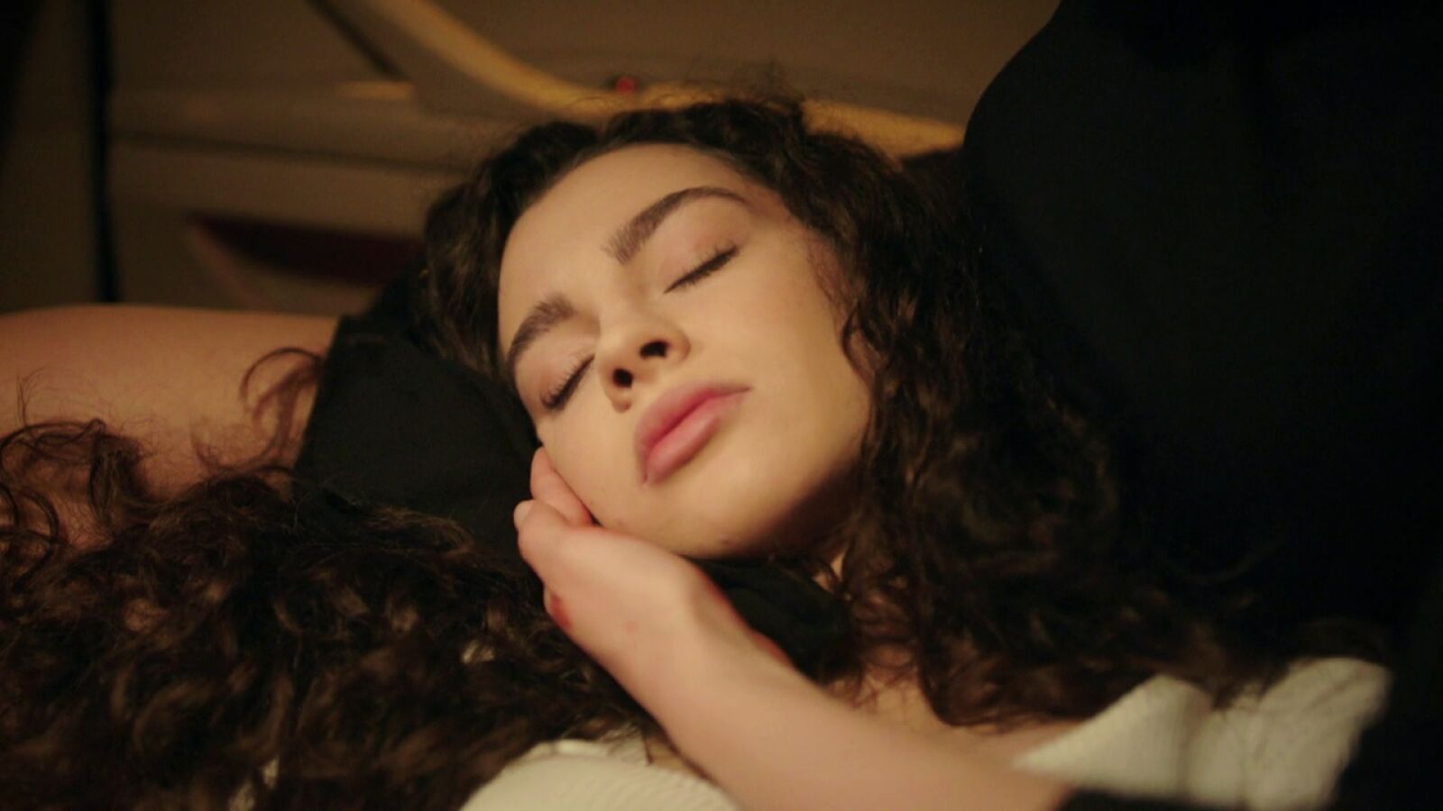 Esta noche en 'Hermanos': Asiye, inconsciente tras golpearse en la cabeza: ¿Se recuperará?