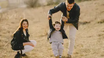 Una pareja comparte tiempo de juego con su hijo.