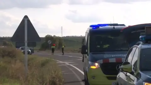 Mueren 3 motoristas en una colisión entre un coche y 2 motos en Alfés, Lleida Mueren 3 motoristas en una colisión entre un coche y 2 motos en Alfés, Lleida