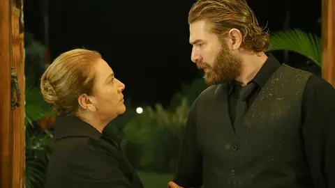 Lütfiye y Fikret en el capítulo '107' de 'Tierra Amarga'. Lütfiye y Fikret en el capítulo '107' de 'Tierra Amarga'.