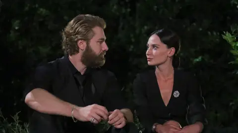 Fikret y Betül en el capítulo '107' de 'Tierra Amarga'. Fikret y Betül en el capítulo '107' de 'Tierra Amarga'.