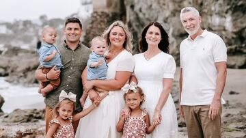 Mujer de 56 años embarazada con su familia