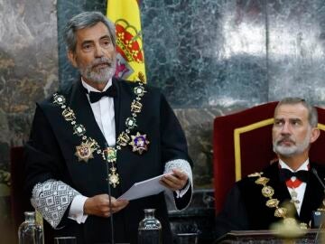 El presidente del Tribunal Supremo y del CGPJ, Carlos Lesmes, junto al rey Felipe VI