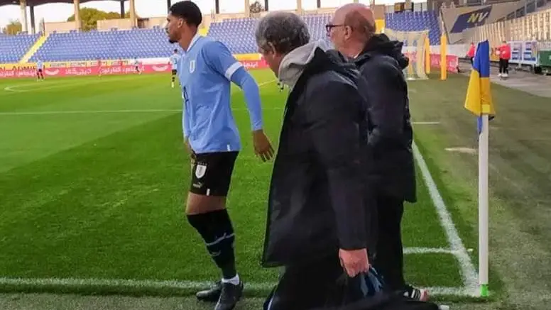 Ronald Ara&uacute;jo, en el momento de retirarse lesionado con Uruguay