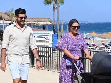 Paula Echevarría y Miguel Torres paseando con su hijo Paula Echevarría y Miguel Torres paseando con su hijo
