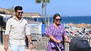 Paula Echevarría y Miguel Torres paseando con su hijo