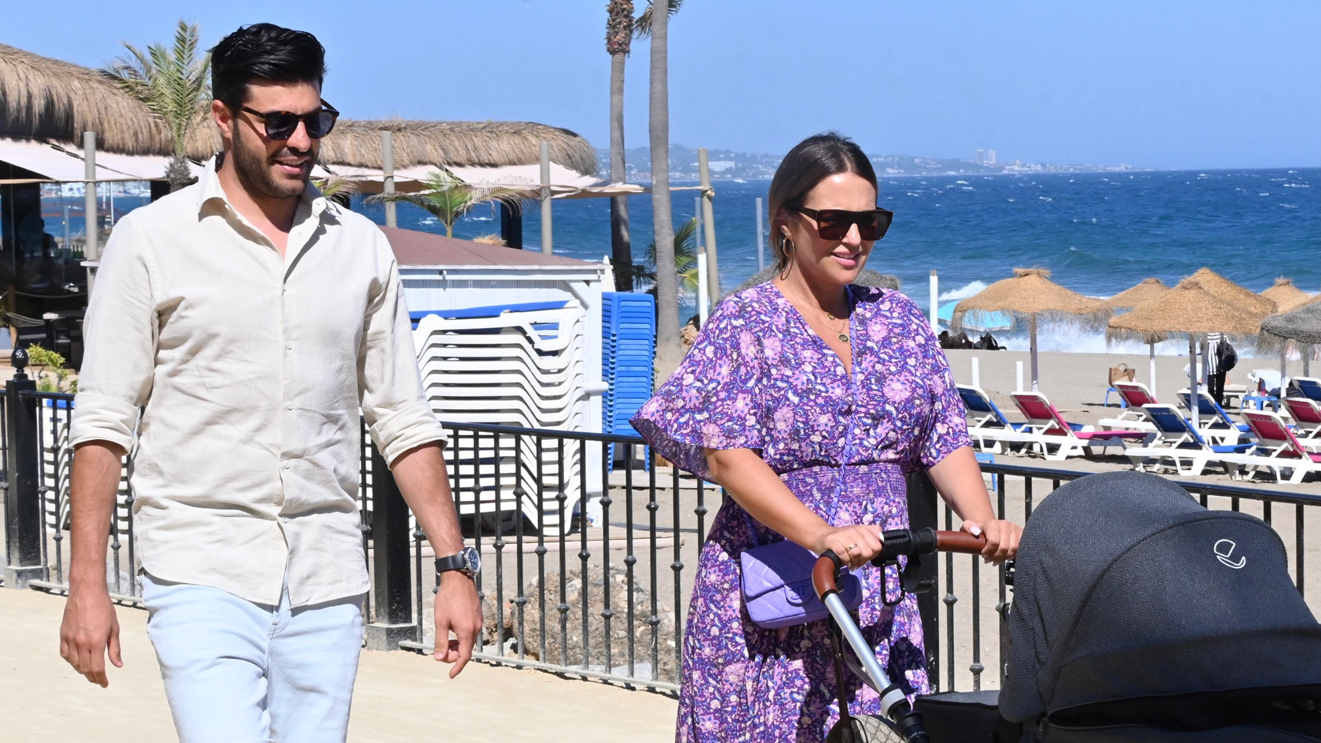 Paula Echevarría y Miguel Torres paseando con su hijo Paula Echevarría y Miguel Torres paseando con su hijo