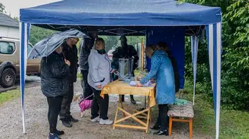 Personas votando en el falso referéndum en Ucrania Personas votando en el falso referéndum en Ucrania