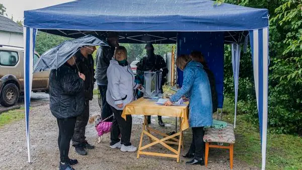 Personas votando en el falso referéndum en Ucrania Personas votando en el falso referéndum en Ucrania