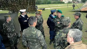 Reservistas voluntarios españoles en el campamento base del Regimiento de Transmisiones nº1 desplegado en Lerma.