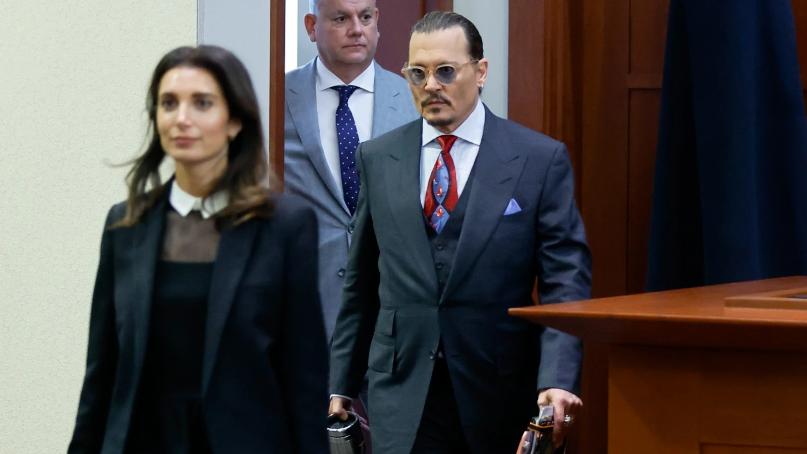 Johnny Depp y Joelle Rich en la corte Johnny Depp y Joelle Rich e