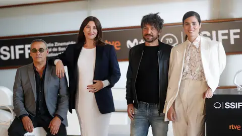 El realizador Oriol Paulo (2d), posa junto a los actores, Bárbara Lennie (2i), Eduard Férnandez (i), y Loreto Mauleón (d), durante la 70 edición del Festival de Cine de San Sebastián donde presentan su película "Los renglones torcidos de Dios" El realizador Oriol Paulo (2d), posa junto a los actores, Bárbara Lennie (2i), Eduard Férnandez (i), y Loreto Mauleón (d), durante la 70 edición del Festival de Cine de San Sebastián donde presentan su película "Los renglones torcidos de Dios"
