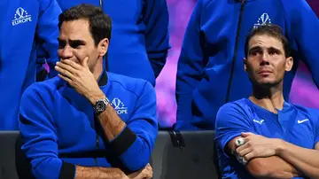 Una imagen que ya es historia del deporte: Federer y Nadal llorando desconsoladamente