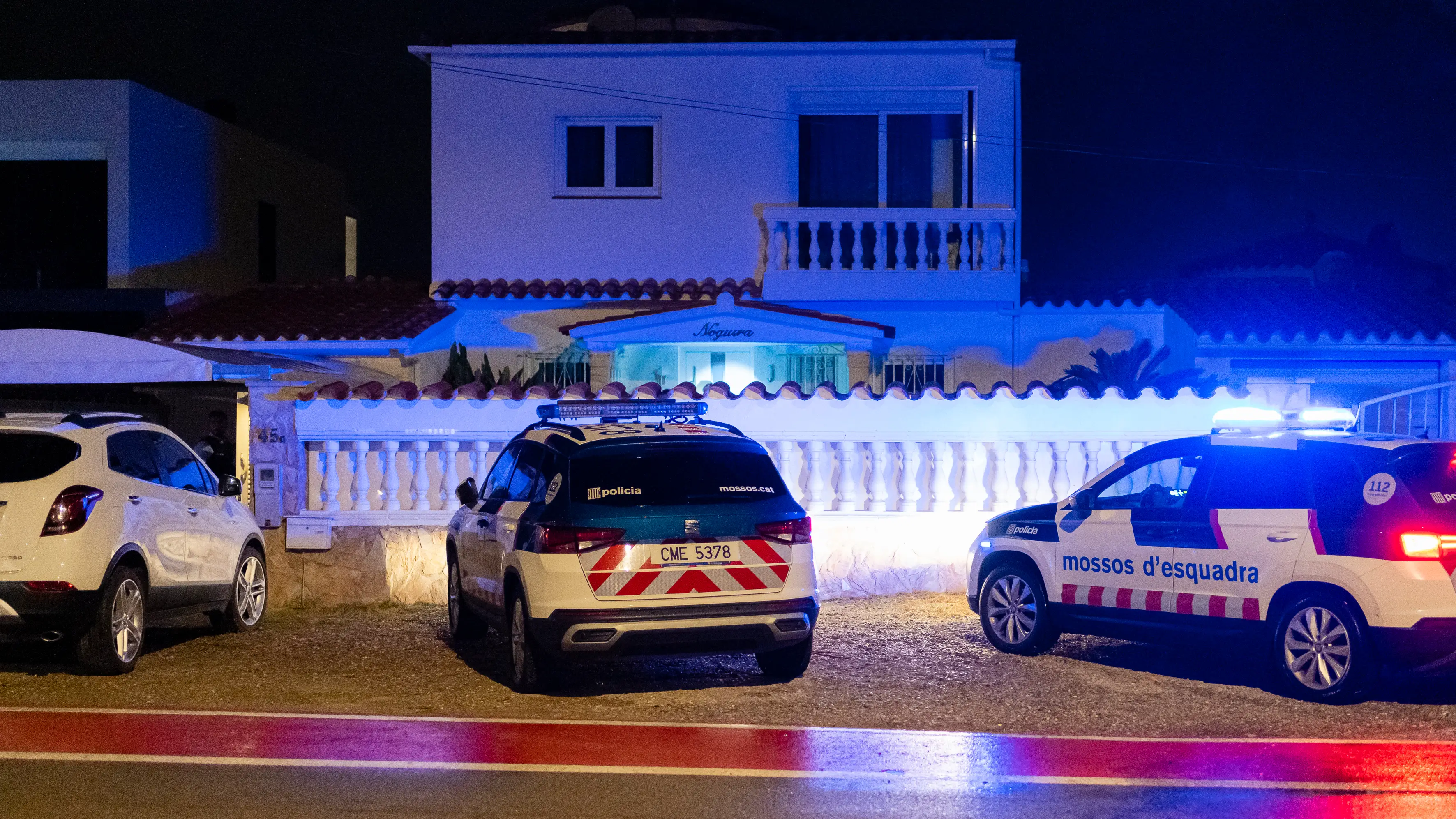 Vivienda donde se ha encontrado una mujer muerta, con heridas de arma de fuego. Vivienda donde se ha encontrado una mujer muerta, con heridas de arma de fuego.