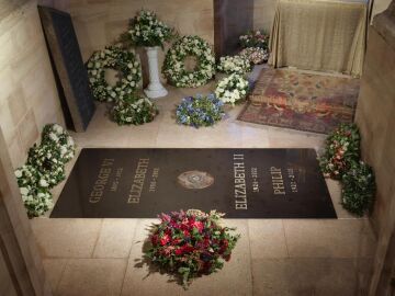 Imagen de la lápida de Isabel II