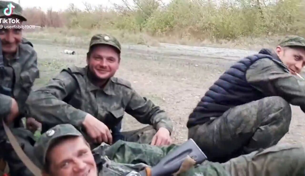 Rusos aspirantes a soldado borrachos se niegan a acatar órdenes en los centros de reclutamiento