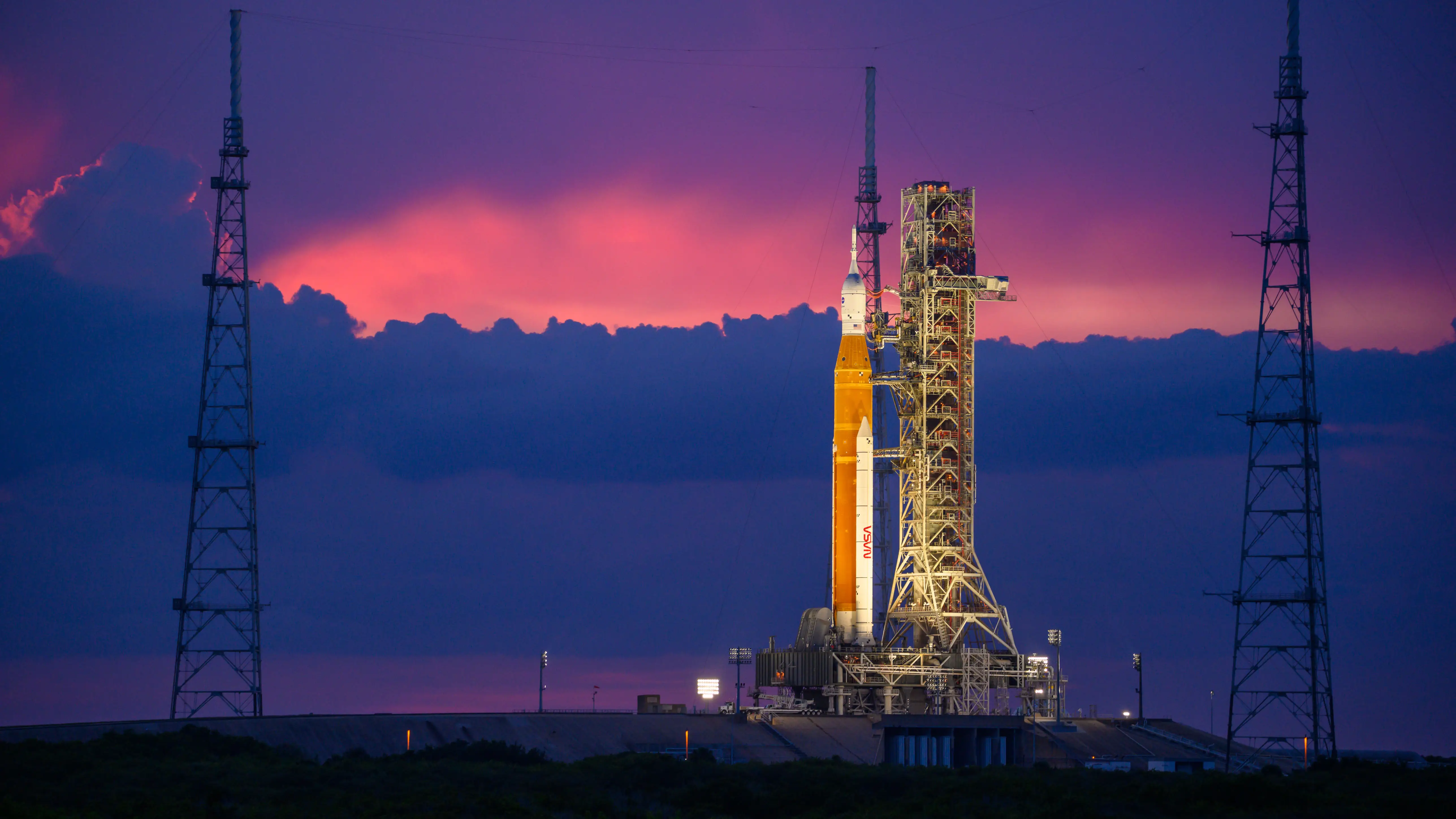 Cohete del Sistema de Lanzamiento Espacial (SLS) con la nave espacial Orion, parte de Artemis I Cohete del Sistema de Lanzamiento Espacial (SLS) con la nave espacial Orion, parte de Artemis I