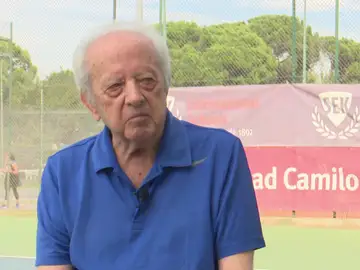 Enrique Ayala, a sus 90 años, acaba de ganar el primer campeonato de España de tenis de su edad