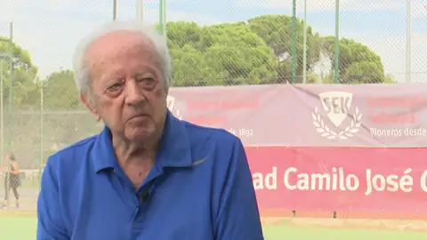 Enrique Ayala, a sus 90 años, acaba de ganar el primer campeonato de España de tenis de su edad Enrique Ayala, a sus 90 años, acaba de ganar el primer campeonato de España de tenis de su edad