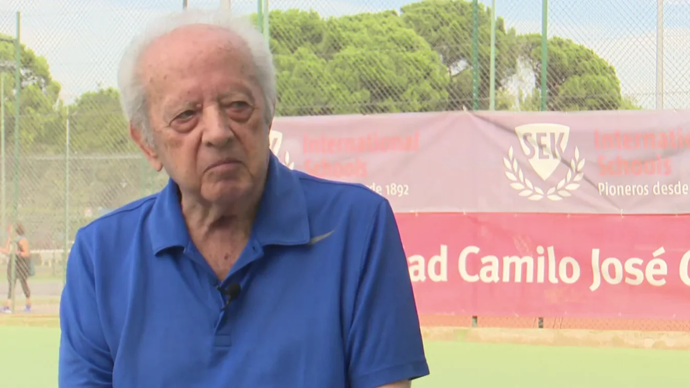 Enrique Ayala, a sus 90 años, acaba de ganar el primer campeonato de España de tenis de su edad Enrique Ayala, a sus 90 años, acaba de ganar el primer campeonato de España de tenis de su edad
